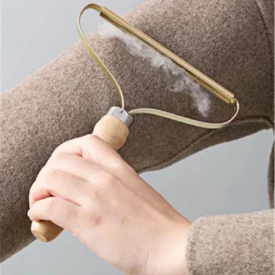 Brosse anti-peluches manuelle en bois – image 2