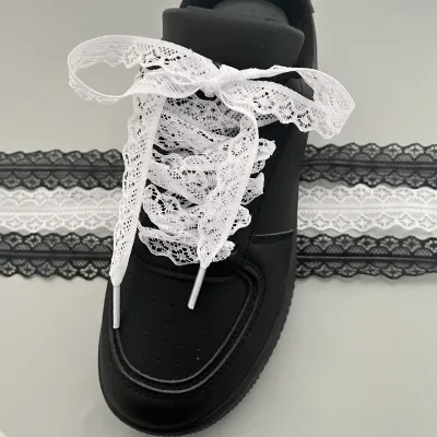 Lacets plats en dentelle noir et blanc – image 3